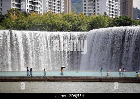 Luftaufnahme des Kunming Waterfall Park in der Stadt Kunming, einem riesigen künstlichen 400 Meter breiten Wasserfall im südwestlichen chinesischen Yunnan PR Stockfoto