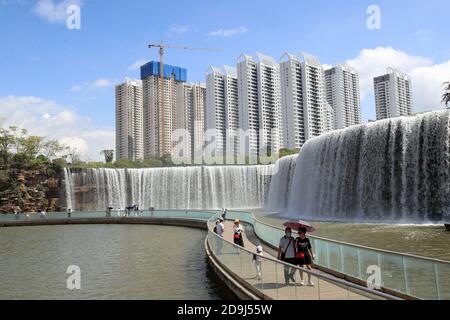 Luftaufnahme des Kunming Waterfall Park in der Stadt Kunming, einem riesigen künstlichen 400 Meter breiten Wasserfall im südwestlichen chinesischen Yunnan PR Stockfoto