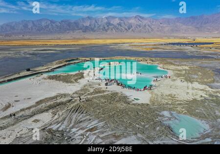 Eine Luftaufnahme der Salzpfanne in der Stadt Dachaidan, mongolisch-tibetische Autonome Präfektur Haixi, nordwestlich der chinesischen Provinz Qinghai, 15. Oktober 2020. Stockfoto