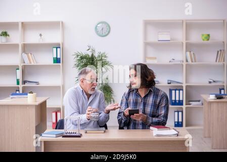 Zwei Mitarbeiter im Rentenkonzept Stockfoto