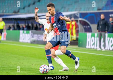 Leipzig, Deutschland. November 2020. ANGELINO (li., L) gegen Thilo KEHRER (PSG), Action, Duelle, Fußball Champions League, Gruppenphase, Gruppe H, Spieltag 3, RB Leipzig (L) - Paris St. Germain (PSG) 2: 1, am 20.10. 2020 in Leipzig/Deutschland. Â Nutzung weltweit Credit: dpa/Alamy Live News Stockfoto