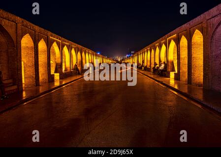Allahverdi Khan Brücke oder Si-o-se-pol Brücke über Zayandeh Fluss, Isfahan, Iran Stockfoto