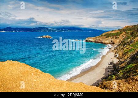 HDR-Bild von einem abgelegenen Strand auf Skiathos Insel auf Ein wolkiger Tag Stockfoto