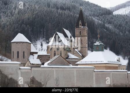 St. Oswalds Kirche in Eisenerz, Österreich, mittelalterliche Baukonstruktionen mit Mauer Stockfoto