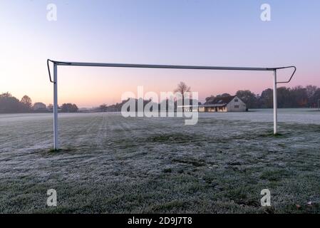 Fordingbridge, New Forest, Hampshire, UK, 6. November 2020, Wetter: Ein kalter Start in den Tag mit Temperaturen, die auf Frost eintauchen und Nebel in der ruhigen Luft über der Stadt am Flussufer bilden. Frost liegt dicht auf dem Fußballplatz der Stadt. Kredit: Paul Biggins/Alamy Live Nachrichten Stockfoto