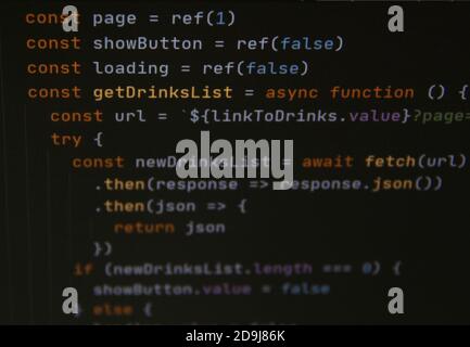 Der JavaScript-Code des Programms auf dem schwarzen Bildschirm des Computers. Das Konzept von Website, Internet, Cyber-Sicherheit, Hacking und Software. Stockfoto