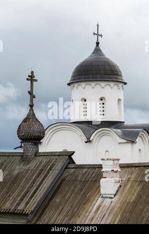 St. George Kirche und alte Holzkapelle in der Ladoga Festung. Staraya Ladoga, Russland Stockfoto