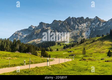 Bergstraße in den Schweizer Alpen mit Blick auf den Alpstein und den Mt. Saentis, Toggenburg, Kanton St. Gallen, Schweiz Stockfoto