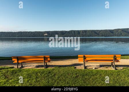 Bänke am Ufer in Sipplingen mit Blick auf den Bodensee, Baden-Württemberg, Deutschland Stockfoto