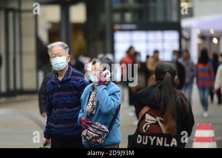 Bürger auf der Straße tragen Wintermantel als die Temperatur stark sinkt, wie die Saison ändert, Kunming Stadt, Südwesten Chinas¯s Yunnan Provinz, 19 O Stockfoto