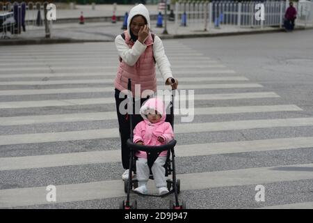 Bürger auf der Straße tragen Wintermantel als die Temperatur stark sinkt, wie die Saison ändert, Kunming Stadt, Südwesten Chinas¯s Yunnan Provinz, 19 O Stockfoto