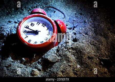 Wecker im Retro-Stil in Asche unter dem harten Scheinwerfer Stockfoto