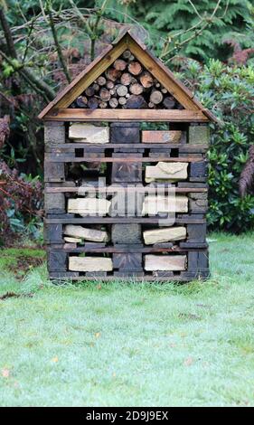 Portrait Bild von kleinen hölzernen Insektenhaus mit Kopieplatz Stockfoto