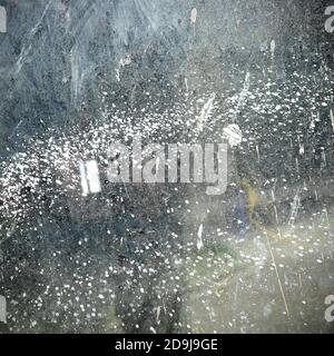 Abstrakter Hintergrund mit weißen Farbspritzern. Stockfoto