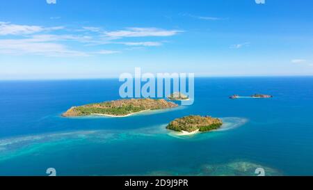 Tropische Landschaft: inseln mit schönen Sandstränden durch türkisfarbenes Wasser Blick von oben. Zamboanga Halbinsel. Sallangan-Inseln, Simoadang-Insel. Mindanao, Philippinen. Stockfoto