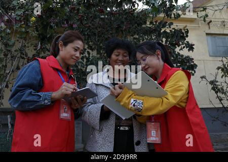 Zwei Mitarbeiter führen Untersuchungen vor der offiziellen 7. Volkszählung in der Stadt Binzhou, Ostchina¯Provinz Shandong, 19. Oktober 202 durch Stockfoto