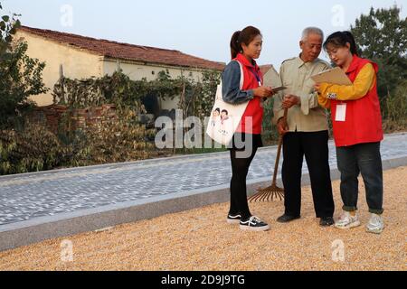 Zwei Mitarbeiter führen Untersuchungen vor der offiziellen 7. Volkszählung in der Stadt Binzhou, Ostchina¯Provinz Shandong, 19. Oktober 202 durch Stockfoto