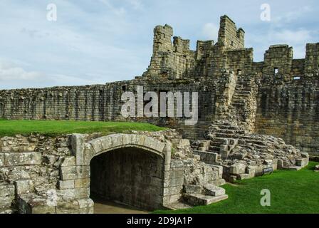 Alte Stadtmauer von Warkworth Castle, die Überreste einer mittelalterlichen Burg aus dem 12. Jahrhundert, die heute unter der Obhut des englischen Erbes steht; Northumberland, Großbritannien Stockfoto