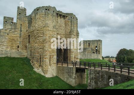 Eintritt zum Warkworth Castle, den Überresten eines mittelalterlichen Schlosses aus dem 12. Jahrhundert, das heute unter der Obhut des englischen Erbes steht; Northumberland, Großbritannien Stockfoto