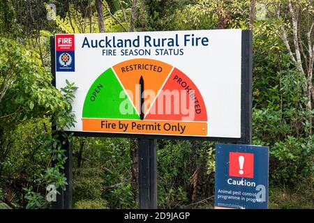 AUCKLAND, NEUSEELAND - 11. Jan 2020: Auckland / Neuseeland - 10 2020. Januar: Ansicht der Auckland ländlichen Feuersaison Status Informationstafel Stockfoto