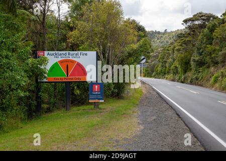 AUCKLAND, NEUSEELAND - 11. Jan 2020: Auckland / Neuseeland - 10 2020. Januar: Ansicht der Auckland ländlichen Feuersaison Status Informationstafel Stockfoto