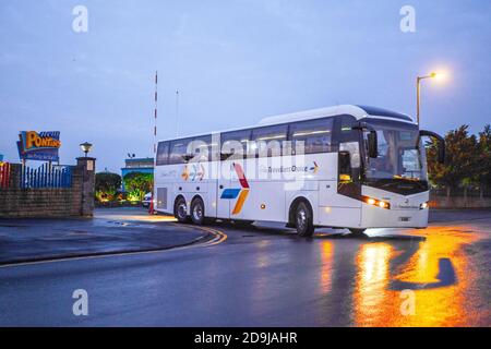 Southport, Merseyside. Wetter in Großbritannien. November 2020. Die Morgendämmerung bricht über dem Pontins Holiday Camp in Ainsdale auf, als Soldaten der Army Medical Corp auf dem Weg nach Liverpool in zivile Busse einbrechen, um die erste Massenvorführung des britischen Stadtzentrums für Covid 19 zu sehen. Die stadtweite Testoperation wird ab heute in Liverpool beginnen, mit 2,000 Militärs, die bis zu 85 neue Teststationen einrichten, um allen in der Stadt regelmäßige Tests anbieten zu können. Kredit; MediaWorldImages/AlamyLiveNews Stockfoto