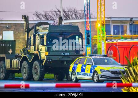 Southport, Merseyside. Wetter in Großbritannien. November 2020. Die Morgendämmerung bricht über dem Pontins Holiday Camp in Ainsdale auf, als Soldaten der Army Medical Corp auf dem Weg nach Liverpool in zivile Busse einbrechen, um die erste Massenvorführung des britischen Stadtzentrums für Covid 19 zu sehen. Die stadtweite Testoperation wird ab heute in Liverpool beginnen, mit 2,000 Militärs, die bis zu 85 neue Teststationen einrichten, um allen in der Stadt regelmäßige Tests anbieten zu können. Kredit; MediaWorldImages/AlamyLiveNews Stockfoto