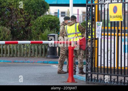 Southport, Merseyside. Wetter in Großbritannien. November 2020. Die Morgendämmerung bricht über dem Pontins Holiday Camp in Ainsdale auf, als Soldaten der Army Medical Corp auf dem Weg nach Liverpool in zivile Busse einbrechen, um die erste Massenvorführung des britischen Stadtzentrums für Covid 19 zu sehen. Die stadtweite Testoperation wird ab heute in Liverpool beginnen, mit 2,000 Militärs, die bis zu 85 neue Teststationen einrichten, um allen in der Stadt regelmäßige Tests anbieten zu können. Kredit; MediaWorldImages/AlamyLiveNews Stockfoto