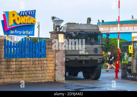 MAN HX60 18,330 4x4 Southport, Merseyside. Wetter in Großbritannien. 6.. November 2020. Die Morgendämmerung bricht über dem Pontins Holiday Camp in Ainsdale aus, als Soldaten der Army Medical Corp auf dem Weg nach Liverpool in zivile Reisebusse gehen, um die erste Massenvorführung im britischen Stadtzentrum für Covid 19 zu sehen. Die stadtweite Testoperation wird ab heute in Liverpool beginnen, wobei 2.000 Militärs bis zu 85 neue Teststationen einrichten, um allen in der Stadt regelmäßige Tests anbieten zu können. Stockfoto