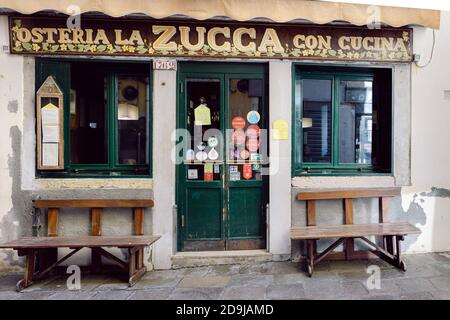 Empfehlenswertes altes Restaurant im Außenbereich in Venedig, Italien Stockfoto