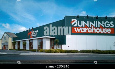 AUCKLAND, NEUSEELAND - 12. Jan 2020: Auckland / Neuseeland - 10 2020. Januar: Blick auf das Bunnings Warehouse Baumarkt Gebäude in New Lynn Stockfoto