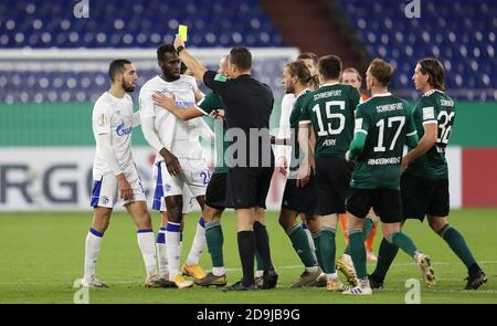 Zwischen Salif SANE (GE) und Kristian BOEHNLEIN (Bohnlein, SW) sehen beide die gelbe Karte von Schiedsrichter Sven JABLONSKI, Salif SANE sieht die erste gelbe Karte, Fußball, DFB Cup, 1. Hauptrunde, 1. FC Schweinfurt 05 (SW) - FC Schalke 04 (GE) 1:4 am 13. September 2020 in Gelsenkirchen. Foto: Juergen Fromme - Firo Sportphoto - POOL VIA FOTOAGENTUR SVEN SIMON KEIN ZWEITER (RE-) VERKAUF INNERHALB 48h NACH KICK-OFF nur für journalistische Zwecke! Nur für redaktionelle Zwecke! Die DFL-Vorschriften verbieten die Verwendung von Fotos als Bildsequenzen und/oder quasi-Video. Die DFL-Vorschriften verbieten jede Verwendung Stockfoto