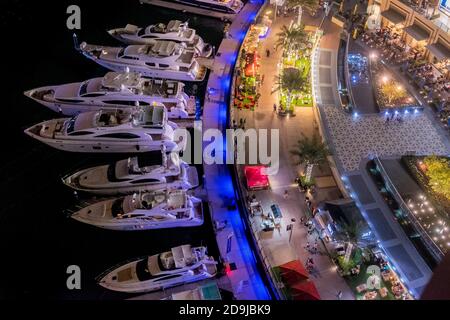 Dubai Marina Hafen bei Nacht Stockfoto