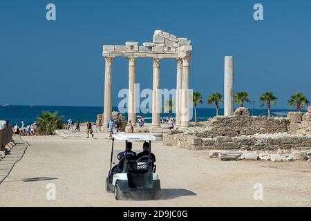 Alte Ruinen in Side, Türkei bei Sonnenuntergang - archäologischer Hintergrund. Stockfoto