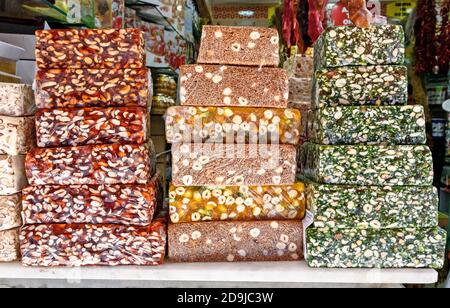 Verschiedene türkische Delight Bars. Zuckerbeschichtete weiche Süßigkeiten Stockfoto