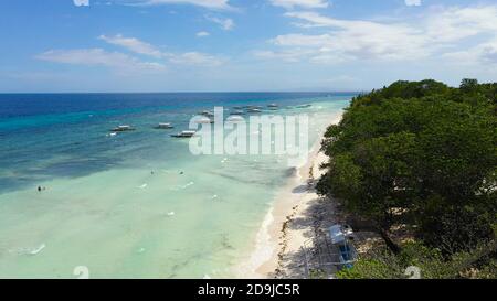 Luftaufnahme des tropischen Strandes auf der Insel Panglao, Philippinen. Seascape mit Strand. Stockfoto