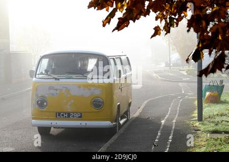 Ein gelber VW Transporter aus dem Jahre 1975. Im frühen Morgennebel. Graue Flecken zeigen an, dass sie wiederhergestellt wird. Stockfoto