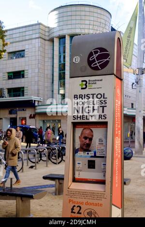 Bargeldloser Einzahlungsort für die Obdachlosen von Bristol, kurz vor der zweiten Zwangssperre im Broadmead Einkaufszentrum Stockfoto