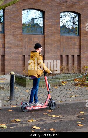 In Bristol und Bath hat ein Prozess gegen Escoters begonnen. Bereitgestellt von schwedischen Mikromobilitätsunternehmen voi. Sie sind Geschwindigkeit in Teilen der Stadt begrenzt. Pict Stockfoto