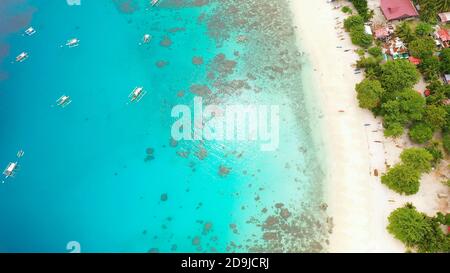 Wunderschöner tropischer Strand mit türkisfarbenem Wasser auf einer tropischen Insel. Alorro Beach, Philippinen, Samal. Stockfoto