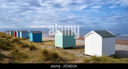 Colourful Strandhütten am Findhorn Beach, Moray, Schottland. Panorama Stockfoto