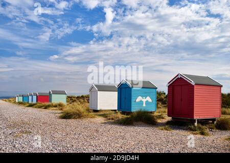 Colourful Strandhütten am Findhorn Beach, Moray, Schottland. Stockfoto