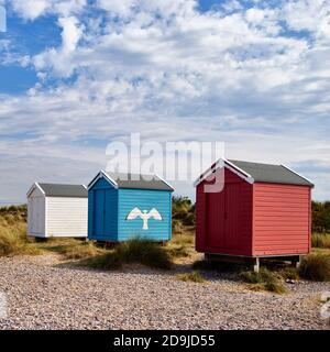 Colourful Strandhütten am Findhorn Beach, Moray, Schottland. Stockfoto