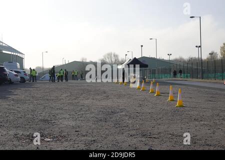 Liverpool, Großbritannien. November 2020. Massentests im Wavertree Sports Park für Covid 19 beginnen in Liverpool. Jeder, der in der Stadt Liverpool lebt oder arbeitet, wird Tests angeboten, ob sie Symptome haben oder nicht, mit Follow-up-Tests alle 2 Wochen oder so, Ergebnisse können innerhalb von 1 Stunde gegeben werden, die, wenn erfolgreich, bis Weihnachten auf "Millionen" ausgerollt werden könnten, sagt die Regierung. Rund 2,000 Militärangehörige werden bei der Planung der Logistik mithelfen und Tests durchführen. Kredit: ken biggs/Alamy Live Nachrichten Stockfoto