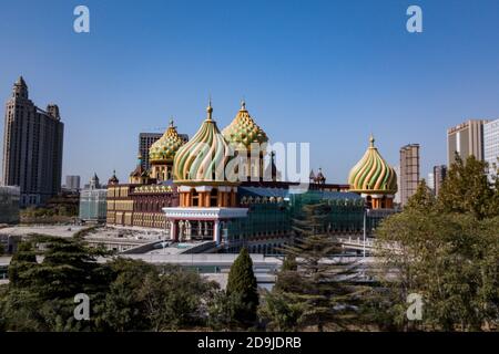 Landschaft von Xiangyun International Castle in der südwestlichen Ecke der südlichen zweiten Ringstraße der Zhonghua Straße, Qiaoxi Bezirk, Shijiazhuang Cit Stockfoto