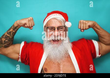 Glücklich fit Senior Mann mit Spaß tragen Weihnachtsmann Kleidung Und Weihnachten feiern Stockfoto