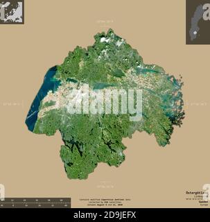 Ostergotland, Grafschaft Schweden. Sentinel-2 Satellitenbilder. Form isoliert auf durchgehenden Hintergrund mit informativen Überlagerungen. Enthält modifiziertes Copernic Stockfoto