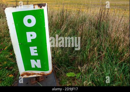 Offenes Schild in einem Feld drehen Stockfoto