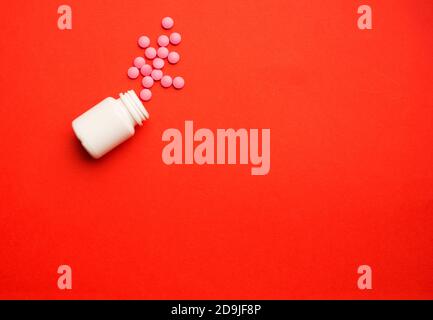 Verschüttete Pillen oder Tabletten als Muster aus einem Kunststoff Drogen Flasche Stockfoto