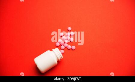 Verschüttete Pillen oder Tabletten als Muster aus einem Kunststoff Drogen Flasche Stockfoto